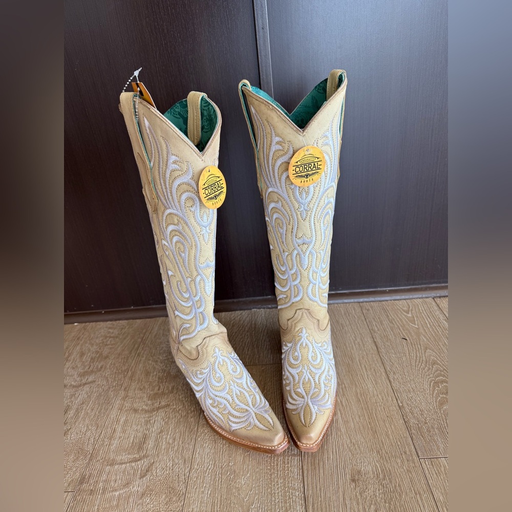 Corral Size 5.5 Tan and White Embroidered Heeled Boots. 💛⚡️